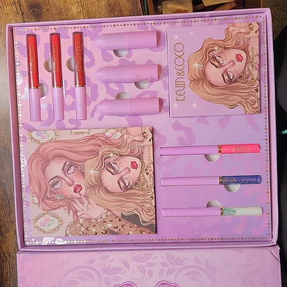 Kevin and Coco 24 Colour Leopard Sisters Cosmetic Set - Picture 7 of 13